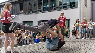 Grazile Figuren gibt es beim Lehrer-Yoga zu sehen. Grazile Figuren gibt es beim Lehrer-Yoga zu sehen.