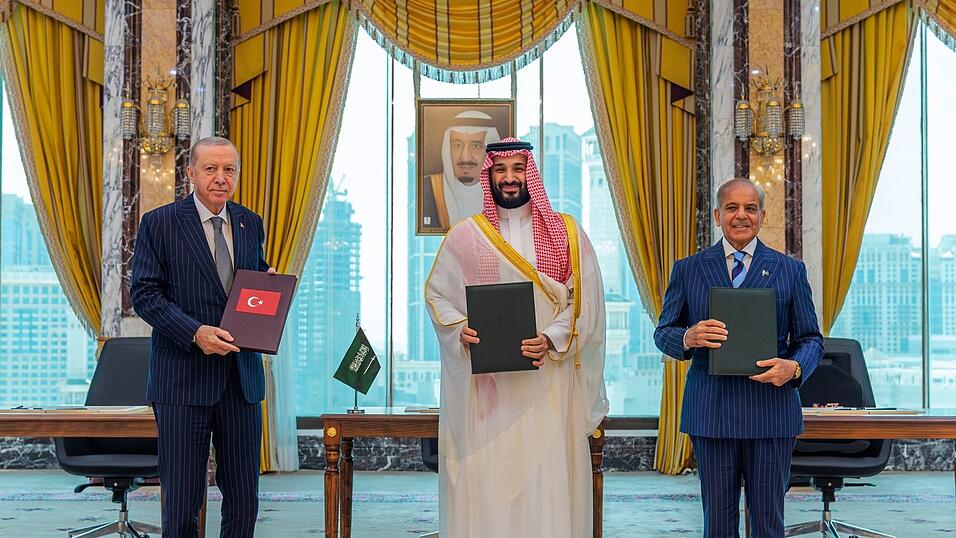 Der türkische Präsident Erdogan (l), Saudi-Arabiens Kronprinz Salman (M) und der pakistanische Premier Sharif unterzeichneten den Pakt in Mekka. Der türkische Präsident Erdogan (l), Saudi-Arabiens Kronprinz Salman (M) und der pakistanische Premier Sharif unterzeichneten den Pakt in Mekka.