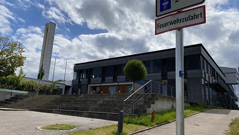 Zweimal wurden die Schüler am Montag aus der Realschule Rottenburg evakuiert. Das erste Mal zur Absuche, das zweite Mal zur Sicherheit, um den angekündigten Zeitpunkt der Detonation abzuwarten. Beide Male gab es Entwarnung. Zweimal wurden die Schüler am Montag aus der Realschule Rottenburg evakuiert. Das erste Mal zur Absuche, das zweite Mal zur Sicherheit, um den angekündigten Zeitpunkt der Detonation abzuwarten. Beide Male gab es Entwarnung.