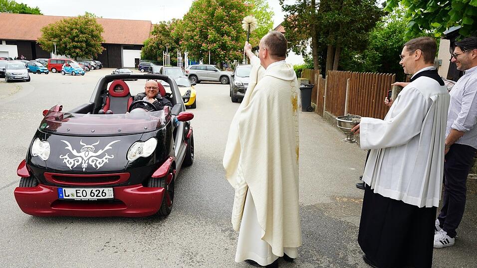 Bei der Fahrzeugsegnung oblag es Pater Martin, alle vorbeifahrenden Smart zu segnen.