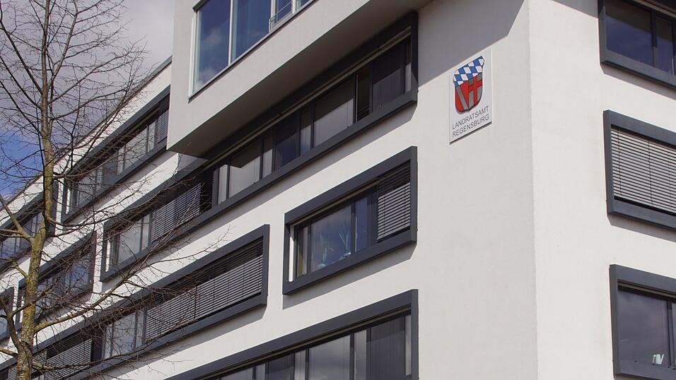 Im Fall des umstrittenen Achtparteienhauses hat das Landratsamt in Regensburg das letzte Wort.