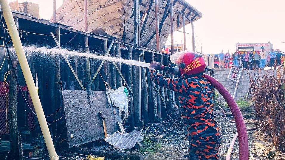 Im Südosten Bangladeschs ist eine Hotelanlage in Flammen aufgegangen. Im Südosten Bangladeschs ist eine Hotelanlage in Flammen aufgegangen.