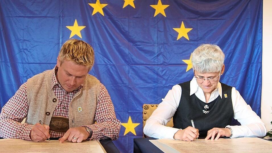 Ein H&ouml;hepunkt in der Geschichte von Stadt und Verein: Frank Aumeier und Sigrid Stebe-Hoffmann bei der Unterzeichnung des Vertrags zur Partnerschaft von Cham und Zele.