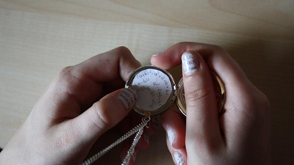 M&auml;dchen k&ouml;nnen den Spicker gut in einem Medaillon verstecken.