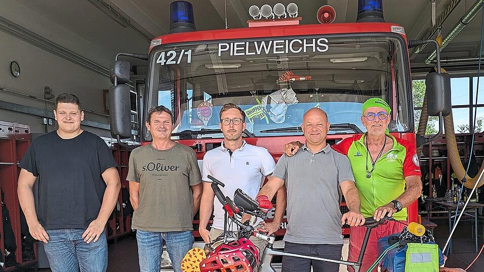 Bei der Feuerwehr Pielweichs war Jörg Richter (r.) hochwillkommender Gast Bei der Feuerwehr Pielweichs war Jörg Richter (r.) hochwillkommender Gast