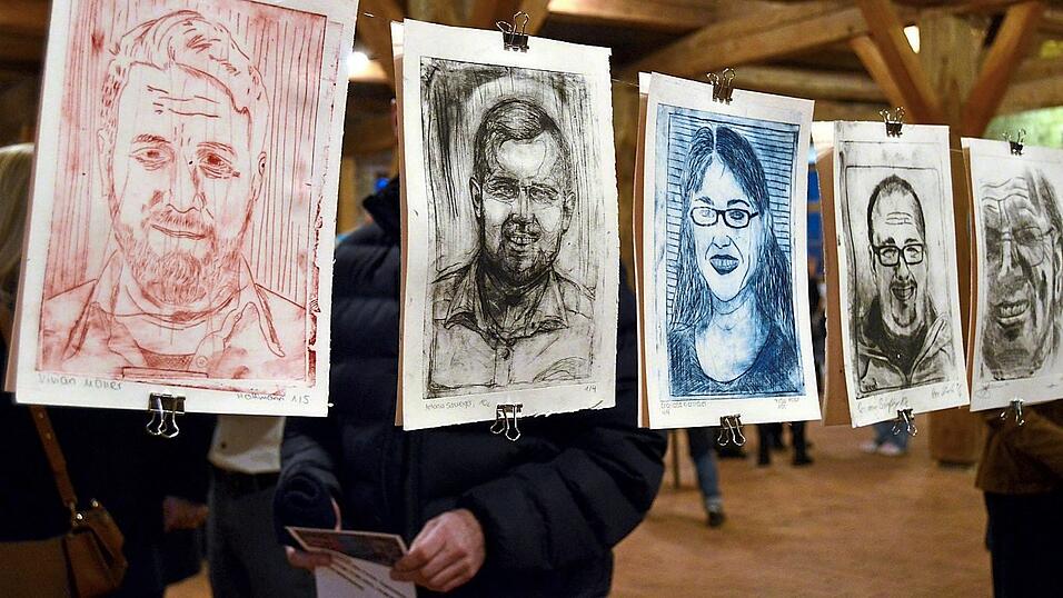 Zahlreiche Lehrerportraits wurden im Zehentstadel ausgestellt.