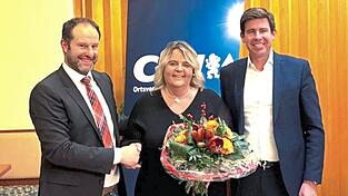 Patrick Grossmann (rechts) und CSU-Ortsvorsitzender Markus Maltry gratulierten Daniela Grundner zur Nominierung als B&uuml;rgermeisterkandidatin.