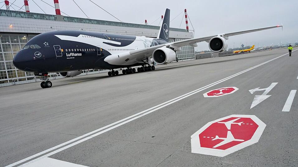 Lufthansa l&auml;sst sieben Jets verschiedener Flugzeugtypen in einer Jubil&auml;umslackierung starten.