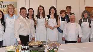 Bei der Zubereitung des Hopfenspargels standen am Herd: (v.l.) Barbara Preis, MdL Petra H&ouml;gl, Jakob Sixt IV., Anna Kappelmeier, Theresia Eisenrieder, Franziska Mitterhofer, Carolin Reiber, Stephan Sedlmayer, Jakob Sixt III., Veronika von Quast und Antje Hagen.