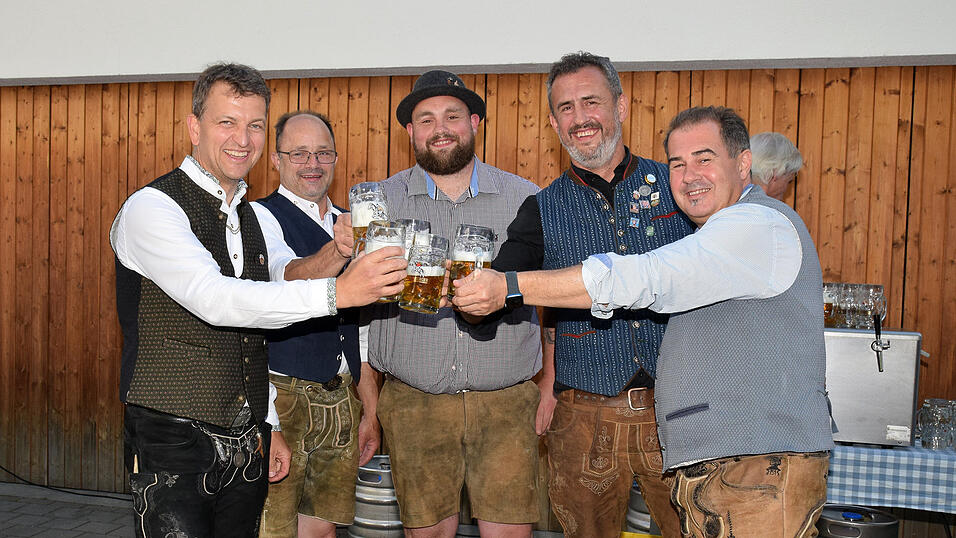Bei der Bierprobe zum 58. Wartenberger Volksfest (v.l.) B&uuml;rgermeister Christian Pr&ouml;bst, die Braumeister Michael Reiter und Maxi Reiter sowie die Festwirte Anton M&uuml;ller und Christian M&uuml;ller.