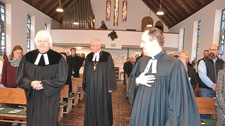 Pfarrer Florian Zobel zog gemeinsam mit Regionalbischof Klaus Stiegler und Pfarrer i. R. G&uuml;nter Kohler (v. r.) zum Festgottesdienst ein.