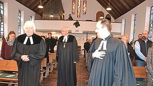 Pfarrer Florian Zobel zog gemeinsam mit Regionalbischof Klaus Stiegler und Pfarrer i. R. G&uuml;nter Kohler (v. r.) zum Festgottesdienst ein.