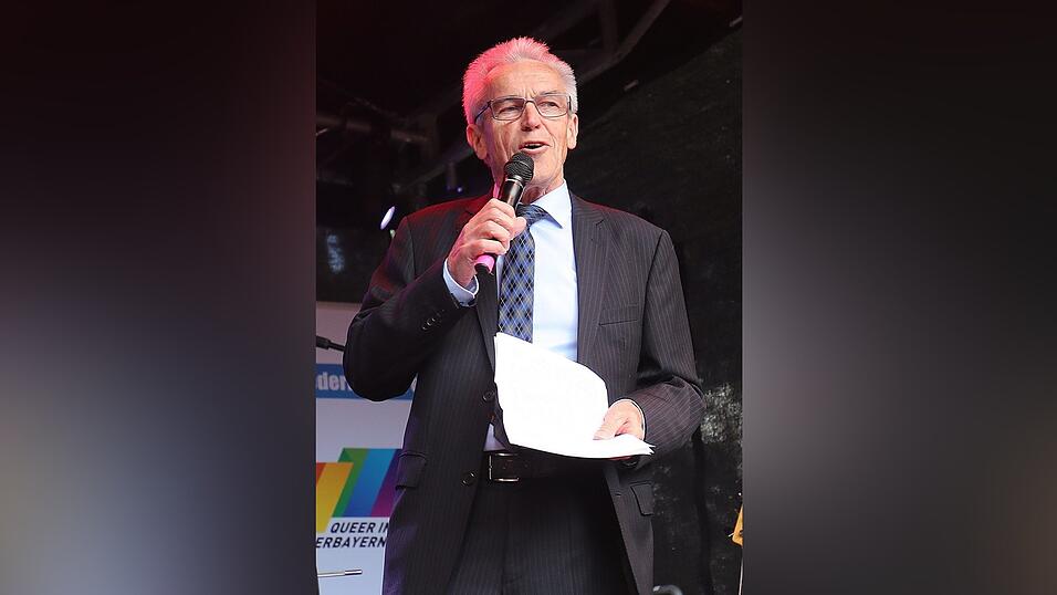 Knapp 2.000 Teilnehmer feierten am Samstag in Landhut den ersten Christopher-Street-Day Niederbayerns.