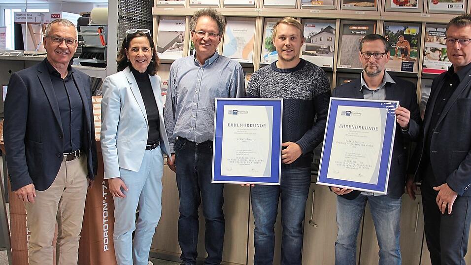 125 Jahre besteht die Firma Ludwig Schierer schon und ist ein bedeutender Teil der Chamer Wirtschaftsgeschichte. Das ehrte die Industrie- und Handelskammer mit einer Ehrenurkunde. Richard Brunner Leiter der IHK-Gesch&auml;ftstelle und die Vorstandsmitglieder Martina Schierer (von links) und Josef Dischner (rechts) kamen dazu an den Firmenstandort, wo Bernhard und Sebastian Schierer (Dritter und Vierter von links) die Urkunde entgegennahmen. Andreas Heining, Betriebsleiter der flexiblen Fertigungstechnik nahm eine Urkunde f&uuml;r das 30-j&auml;hrige Bestehen des Standortes Bad K&ouml;tzting entgegen.