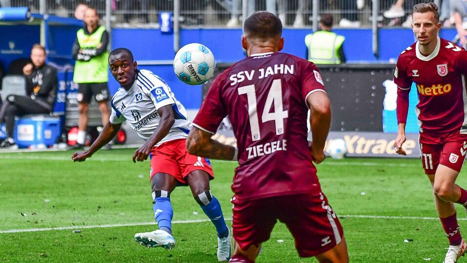 Da hat man etwas gutzumachen: In der Hinrunde kommt der Jahn um Robin Ziegele im Hamburger Volkspark mit 0:5 unter die Räder. Spieler des Spiels (Kicker-Note 1,0) ist Jean-Luc Dompé (links). Da hat man etwas gutzumachen: In der Hinrunde kommt der Jahn um Robin Ziegele im Hamburger Volkspark mit 0:5 unter die Räder. Spieler des Spiels (Kicker-Note 1,0) ist Jean-Luc Dompé (links).