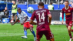 Da hat man etwas gutzumachen: In der Hinrunde kommt der Jahn um Robin Ziegele im Hamburger Volkspark mit 0:5 unter die Räder. Spieler des Spiels (Kicker-Note 1,0) ist Jean-Luc Dompé (links).