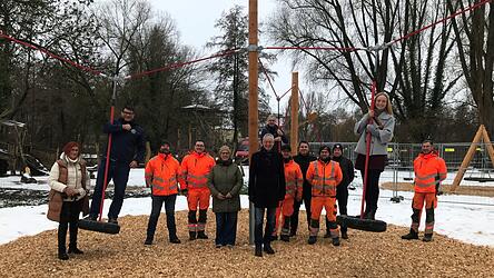 Doris Drummer vom Amt für Tief- und Landschaftsbau (5.v.l.) stellte mit den Mitarbeitern der Stadtgärtnerei den ersten Bauabschnitt des umgestalteten „Kiwanis-Spielplatz“ auf dem Laga-Gelände vor. Der Kiwanis-Club mit Vorsitzendem Christian Dummer (2.v.l.) hatte mit einer 60.000-Euro-Spende die Neugestaltung ermöglicht.