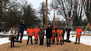 Doris Drummer vom Amt für Tief- und Landschaftsbau (5.v.l.) stellte mit den Mitarbeitern der Stadtgärtnerei den ersten Bauabschnitt des umgestalteten „Kiwanis-Spielplatz“ auf dem Laga-Gelände vor. Der Kiwanis-Club mit Vorsitzendem Christian Dummer (2.v.l.) hatte mit einer 60.000-Euro-Spende die Neugestaltung ermöglicht. Doris Drummer vom Amt für Tief- und Landschaftsbau (5.v.l.) stellte mit den Mitarbeitern der Stadtgärtnerei den ersten Bauabschnitt des umgestalteten „Kiwanis-Spielplatz“ auf dem Laga-Gelände vor. Der Kiwanis-Club mit Vorsitzendem Christian Dummer (2.v.l.) hatte mit einer 60.000-Euro-Spende die Neugestaltung ermöglicht.