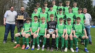 JFG-Sponsorenbeauftragter Christian Heigl und das C-Junioren-Team bedankten sich bei Antonio Voraček nicht nur mit der obligatorischen Holztafel, sondern auch mit einem herausragenden Sieg im Punktspiel.