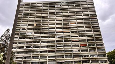 Viele Fenster, viele Perspektiven: Ein Nachmittag in der Isarstra&szlig;e gibt Einblicke in die Leben hinter der hohen Fassade.