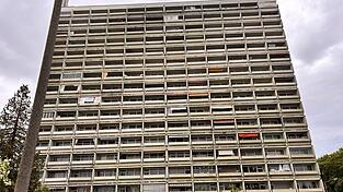 Viele Fenster, viele Perspektiven: Ein Nachmittag in der Isarstra&szlig;e gibt Einblicke in die Leben hinter der hohen Fassade.