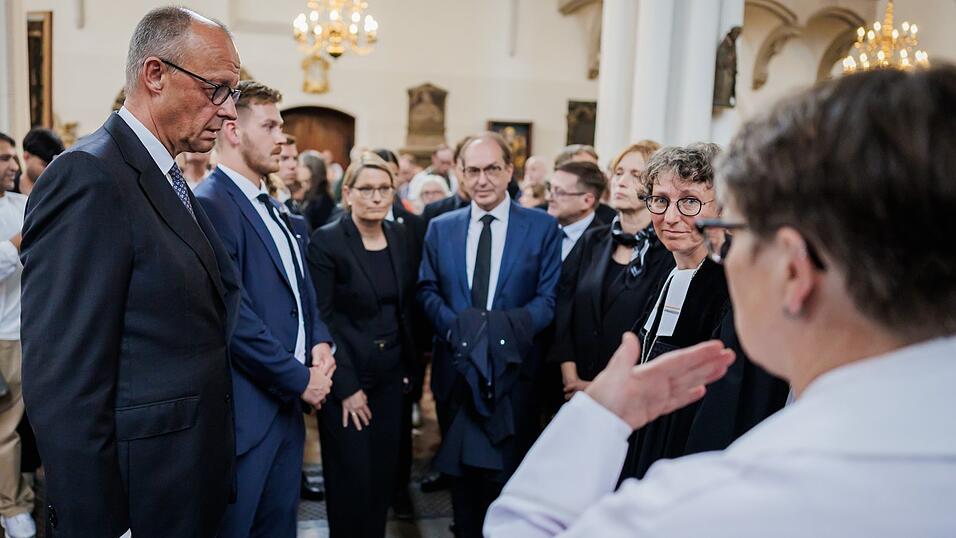 Bundeskanzler Friedrich Merz (CDU, l), Stefanie Hubig (SPD, 3.v.l), Bundesministerin der Justiz und für Verbraucherschutz, Alexander Dobrindt (CSU, 4.v.l), Bundesinnenminister, Karin Prien (CDU, 3.v.l), Bundesministerin für Bildung, Familie, Senioren, Frauen und Jugend, nehmen an einem Gottesdienst in der St. Marienkirche teil. Bundeskanzler Friedrich Merz (CDU, l), Stefanie Hubig (SPD, 3.v.l), Bundesministerin der Justiz und für Verbraucherschutz, Alexander Dobrindt (CSU, 4.v.l), Bundesinnenminister, Karin Prien (CDU, 3.v.l), Bundesministerin für Bildung, Familie, Senioren, Frauen und Jugend, nehmen an einem Gottesdienst in der St. Marienkirche teil.