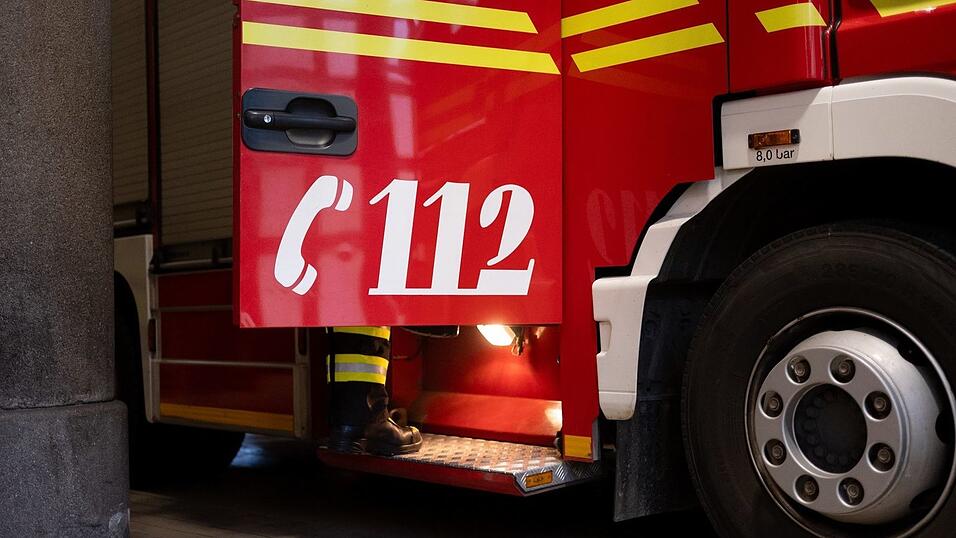Das Feuer breitete sich aus, sodass der M&auml;hdrescher auf dem Feld ausbrannte. (Symbolbild)