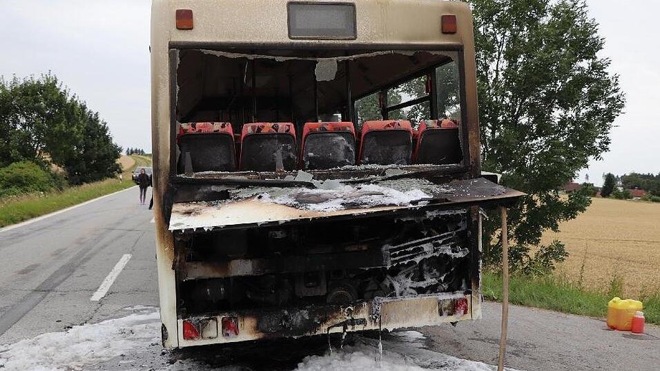 Am frühen Donnerstagabend fing ein voll besetzter Bus bei Wallerfing im Landkreis Deggendorf Feuer.