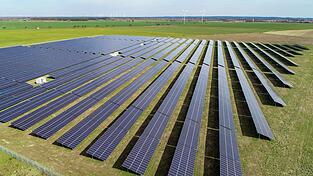 Ein Solarpark auf einer Freifl&auml;che.