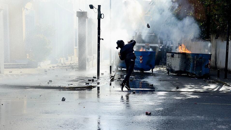 Bei den Protesten in Tirana gab es chaotische Szenen. Bei den Protesten in Tirana gab es chaotische Szenen.