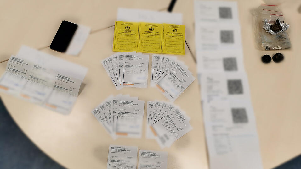 Die Polizei in Pocking hat Ausrüstung zum Fälschen von Impfnachweisen sichergestellt. Die Polizei in Pocking hat Ausrüstung zum Fälschen von Impfnachweisen sichergestellt.