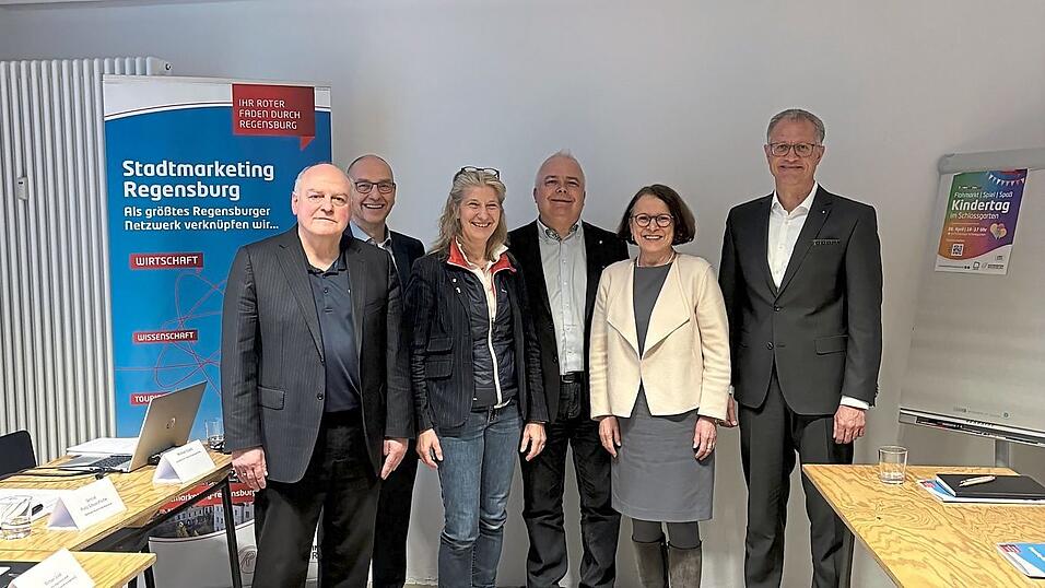 Armin Wolf (von links), Kathrin Fuchshuber, Michael Staab, Continentel Regensburg GmbH, Gertrud Malz-Schwarzfischer und Manfred Pitzl.