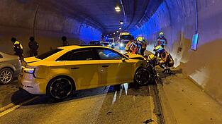 Die beiden Autos waren schwer beschädigt. 