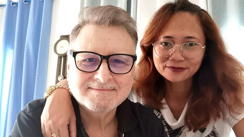 Trotz seiner schweren Krankheit blickt Ritchie Newton, hier bei der Unterzeichnung des Plattenvertrags, optimistisch in die Zukunft. Mit Ehefrau Mary Ann hat er in Fernost auch privat sein Glück gefunden. Trotz seiner schweren Krankheit blickt Ritchie Newton, hier bei der Unterzeichnung des Plattenvertrags, optimistisch in die Zukunft. Mit Ehefrau Mary Ann hat er in Fernost auch privat sein Glück gefunden.