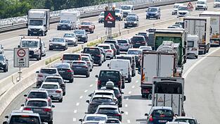 Besonders zu Beginn der Sommerferien ist die Staugefahr auf bayerischen Autobahnen groß. (Archivbild) Besonders zu Beginn der Sommerferien ist die Staugefahr auf bayerischen Autobahnen groß. (Archivbild)