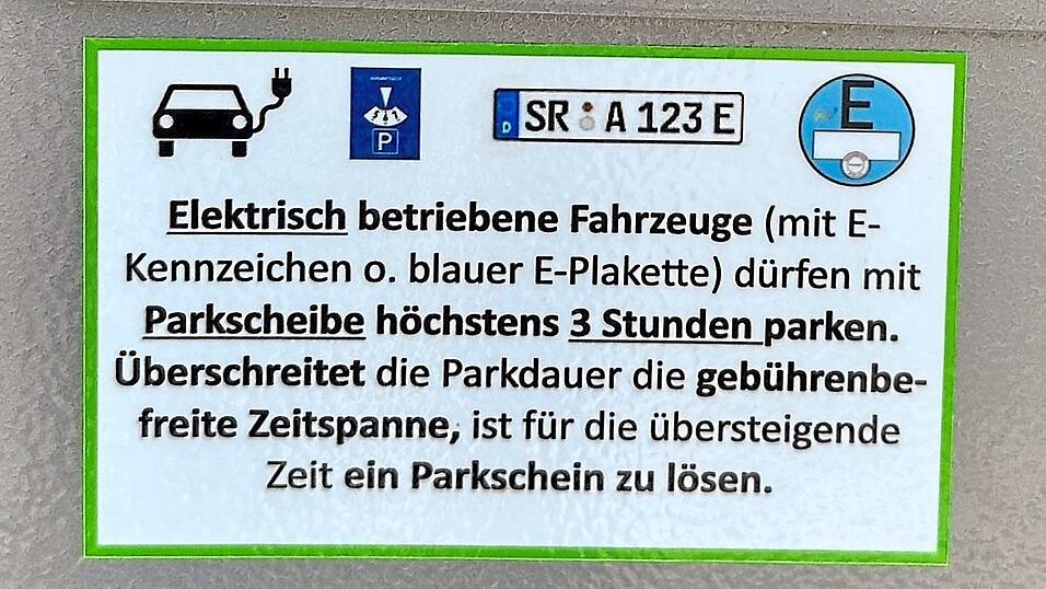 Fahrzeuge, die diese Verg&uuml;nstigung nutzen wollen, m&uuml;ssen entweder mit einem &bdquo;E&ldquo; im Kennzeichen oder der entsprechenden Plakette gekennzeichnet sein (Bild oben). Dieser Hinweis ist nun auch am Parkautomaten angebracht.