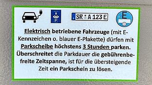 Fahrzeuge, die diese Vergünstigung nutzen wollen, müssen entweder mit einem „E“ im Kennzeichen oder der entsprechenden Plakette gekennzeichnet sein (Bild oben). Dieser Hinweis ist nun auch am Parkautomaten angebracht.