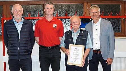 Vorsitzender Norbert Neumeier und seine beiden Stellvertreter Gerhard H&auml;usl und Mario H&ouml;cherl &uuml;berreichten an Hauptkassierer Manfred Peintinger (2.v.r.) eine Ehrenurkunde f&uuml;r seine jahrzehntelange Arbeit.