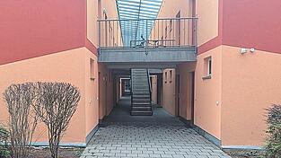 Vor der Tür eines Apartments in einer Wohnanlage wie dieser entzündete der Täter im Februar 2025 mehrere Liter Benzin. Vor der Tür eines Apartments in einer Wohnanlage wie dieser entzündete der Täter im Februar 2025 mehrere Liter Benzin.