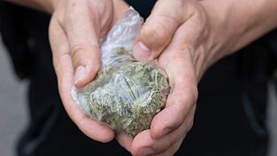 Die Polizei stellte mehrere Kilogramm Cannabis, ein Kilogramm Haschisch, mehrere Hundert Gramm Kokain sowie eine größere Summe Bargeld sicher. (Symbolbild) Die Polizei stellte mehrere Kilogramm Cannabis, ein Kilogramm Haschisch, mehrere Hundert Gramm Kokain sowie eine größere Summe Bargeld sicher. (Symbolbild)