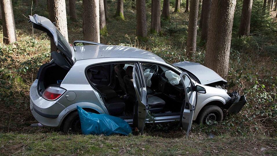 Ein 18-Jähriger hat erst seit drei Tagen seinen Führerschein und schon verursachte er bei Bodenkirchen einen schweren Unfall Ein 18-Jähriger hat erst seit drei Tagen seinen Führerschein und schon verursachte er bei Bodenkirchen einen schweren Unfall