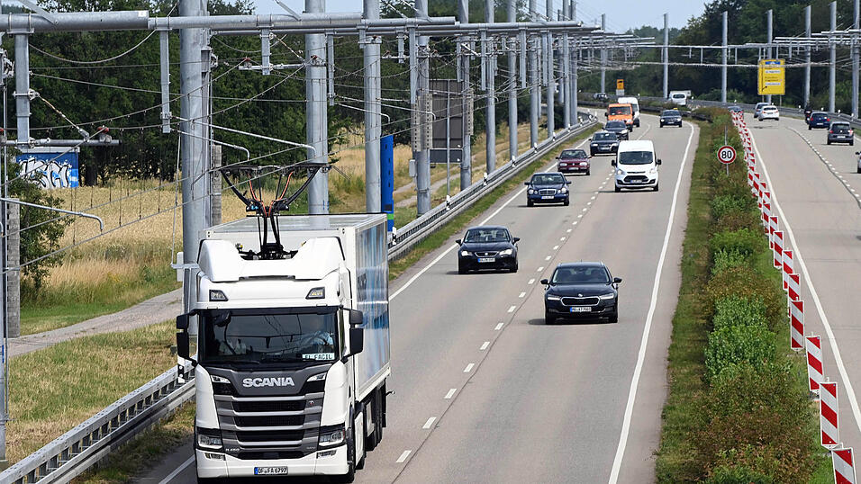 Elektrisch betriebene Lastwagen mit Oberleitung würde Professor Dr.-Ingenieur Otto Kreutzer 'noch nicht abschreiben'. Elektrisch betriebene Lastwagen mit Oberleitung würde Professor Dr.-Ingenieur Otto Kreutzer 'noch nicht abschreiben'.