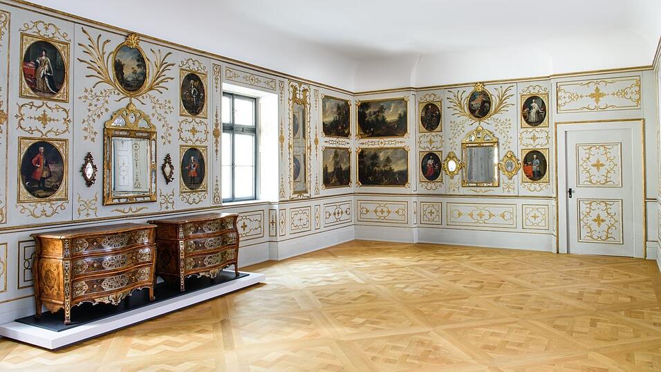 Das 'Landshuter Zimmer' mit Wandvert&auml;felung aus dem Rokoko wurde in einen eigenen Saal eingepasst.