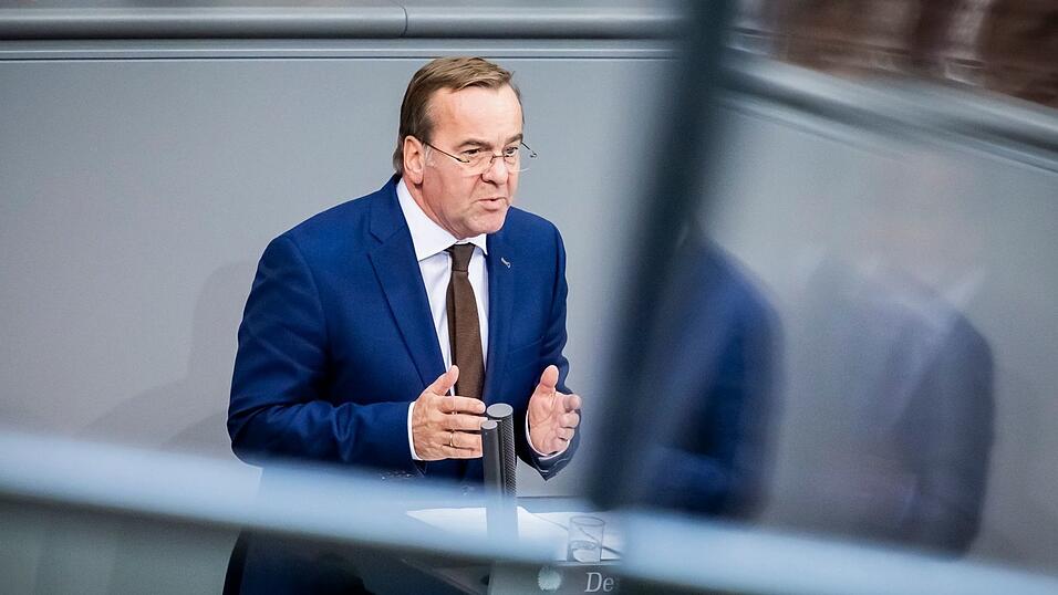 Bundesverteidigungsminister Boris Pistorius (SPD) wirbt im Bundestag für sein Wehrdienstmodell, zeigt sich aber offen für Kompromissvorschläge. Bundesverteidigungsminister Boris Pistorius (SPD) wirbt im Bundestag für sein Wehrdienstmodell, zeigt sich aber offen für Kompromissvorschläge.