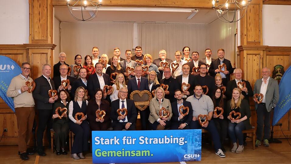 Der amtierende OB und OB-Kandidat der CSU, Markus Pannermayr, inmitten der CSU-Listenkandidaten für den Stadtrat. Der amtierende OB und OB-Kandidat der CSU, Markus Pannermayr, inmitten der CSU-Listenkandidaten für den Stadtrat.