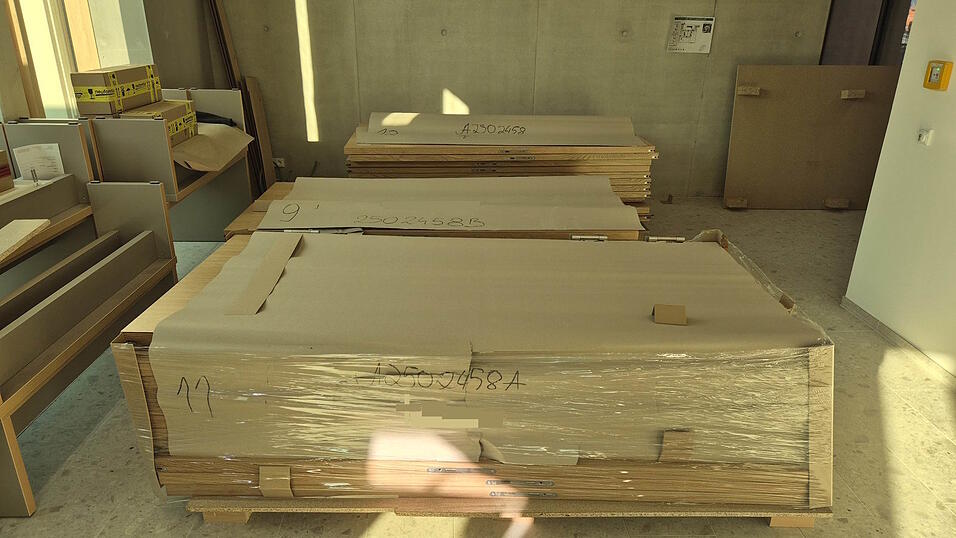 Am Freitag sind die seit Monaten erwarteten T&uuml;ren f&uuml;r den Erweiteung der Grund- und Mitztelschule eingetroffen.