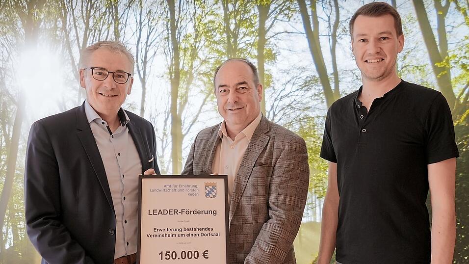 Vorsitzender und Landrat Werner Bumeder sowie LAG-Gesch&auml;ftsstellenleiter Sebastian Wimmer &uuml;bergaben den F&ouml;rderbescheid an Thomas Rank vom Fischereiverein Ettling.