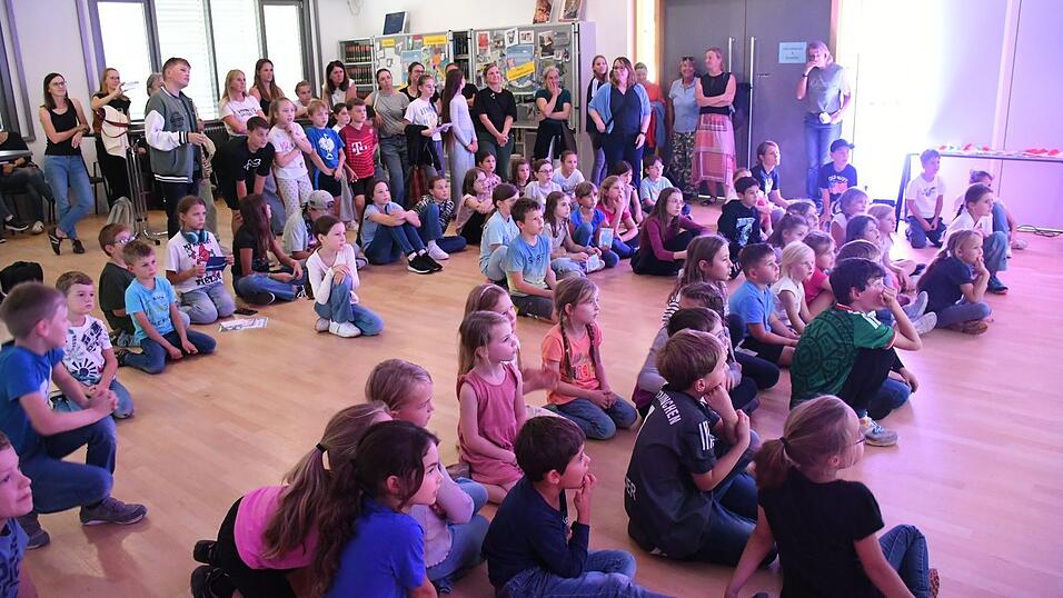 Gespannt warteten die Teilnehmer auf die Verlosung der Preise. - Ein Regal mit einer Länge von 13 Metern bräuchte man, um alle 732 gelesenen Bücher nebeneinander zu stellen. Veronika Riedl (rechts) hat sie einmal optisch aufbereitet; im Hintergrund Dr. Bernhard Steininger. Gespannt warteten die Teilnehmer auf die Verlosung der Preise. - Ein Regal mit einer Länge von 13 Metern bräuchte man, um alle 732 gelesenen Bücher nebeneinander zu stellen. Veronika Riedl (rechts) hat sie einmal optisch aufbereitet; im Hintergrund Dr. Bernhard Steininger.