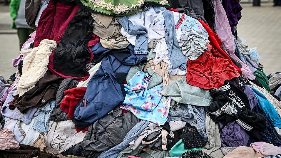 Angaben der EU-Kommission zufolge werden in Europa jährlich vier bis neun Prozent der unverkauften Textilien zerstört, bevor sie überhaupt getragen wurden. (Symbolbild) Angaben der EU-Kommission zufolge werden in Europa jährlich vier bis neun Prozent der unverkauften Textilien zerstört, bevor sie überhaupt getragen wurden. (Symbolbild)