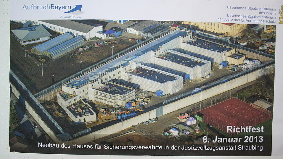 Fotos vom Richtfest f&uuml;r die Sicherungsverwahrung in der Straubinger JVA. (Foto: fun)